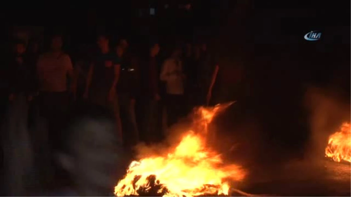 Mahalleli Yolu Kapatıp Lastik Yaktı