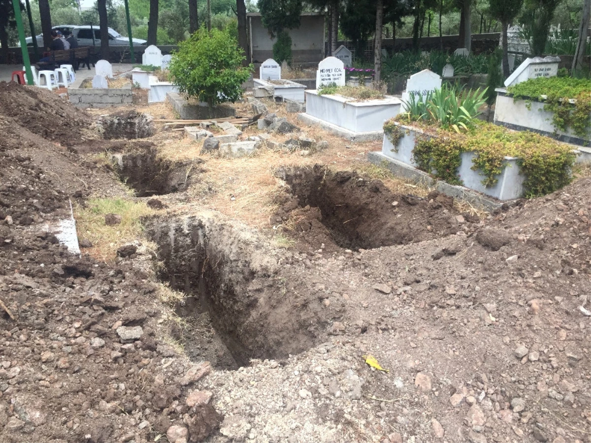 Öldürülen 2 Kardeş ve Eşlerinin Mezarları Hazırlandı