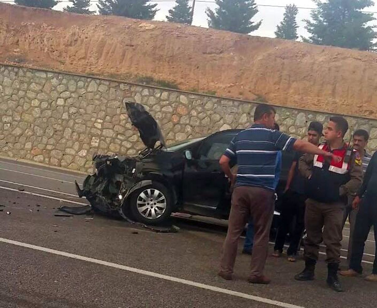 Otomobil ile Ticari Araç Kafa Kafaya Çarpıştı: 3 Yaralı
