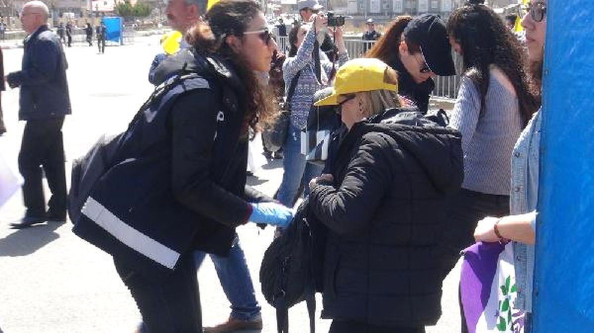 Polisin Miting Sofrası