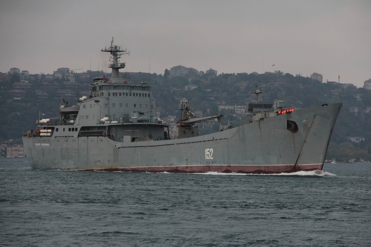 Rus Savaş Gemisi İstanbul Boğazı\'ndan Geçti