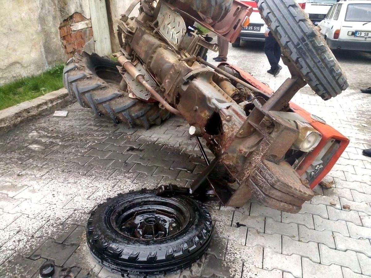 Sungurlu\'da Ön Tekeri Çıkan Traktör Devrildi: 2 Yaralı