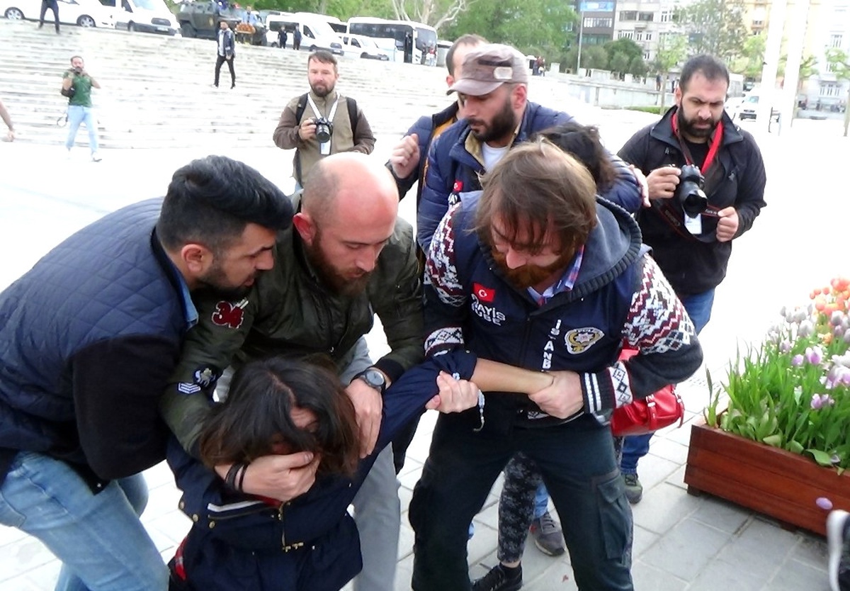 Taksim\'de Pankart Açan İki Kadın Gözaltına Alındı