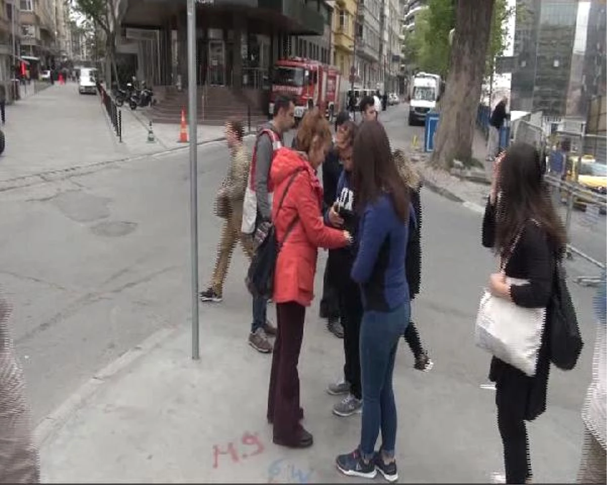 Taksim\'de Turistlerin Otel ve Cafelere Girişleri Polis Kontrolünde Yapılıyor