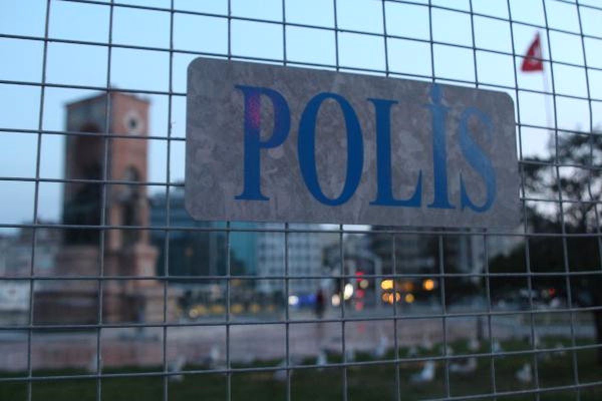 Taksim\'e Çıkan Yollar Araç Trafiğine Kapatıldı (Geniş Haber)