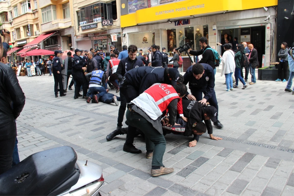 Taksim\'e Çıkmaya Çalışan Gruba Polis Müdahale Etti