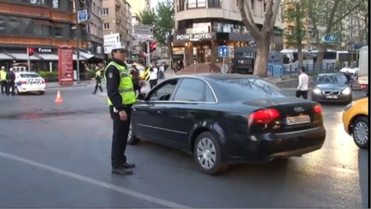 Taksim Meydanı\'na Çıkan Yollar Trafiğe Kapatıldı