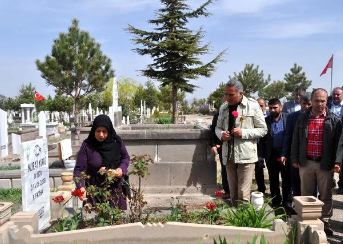 Tümiş\'ten, İş Kazasında Ölen İşçinin Mezarına 1 Mayıs Ziyareti