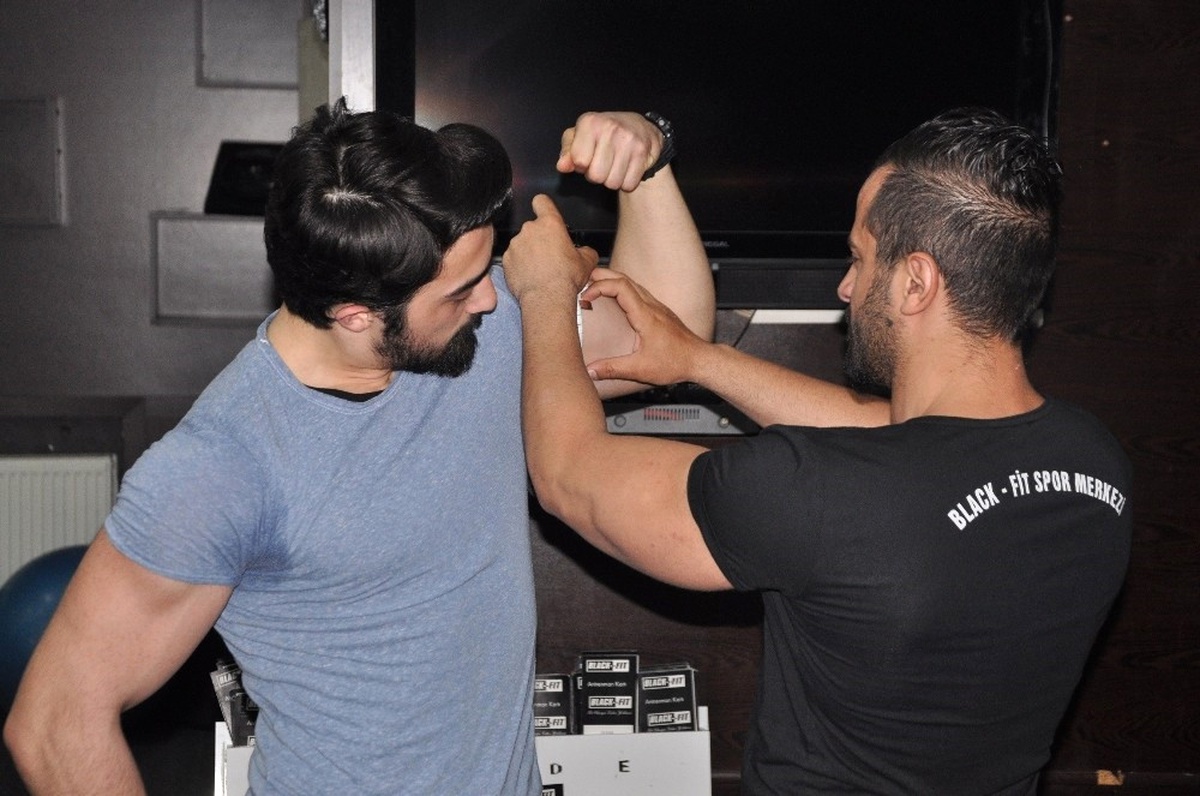 Yaz\'a Fit Girmek İsteyenler Salonlara Doldu.
