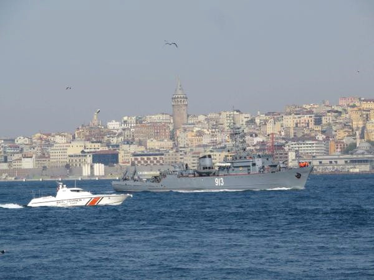 2 Rus Savaş Gemisi İstanbul Boğazı\'ndan Geçti