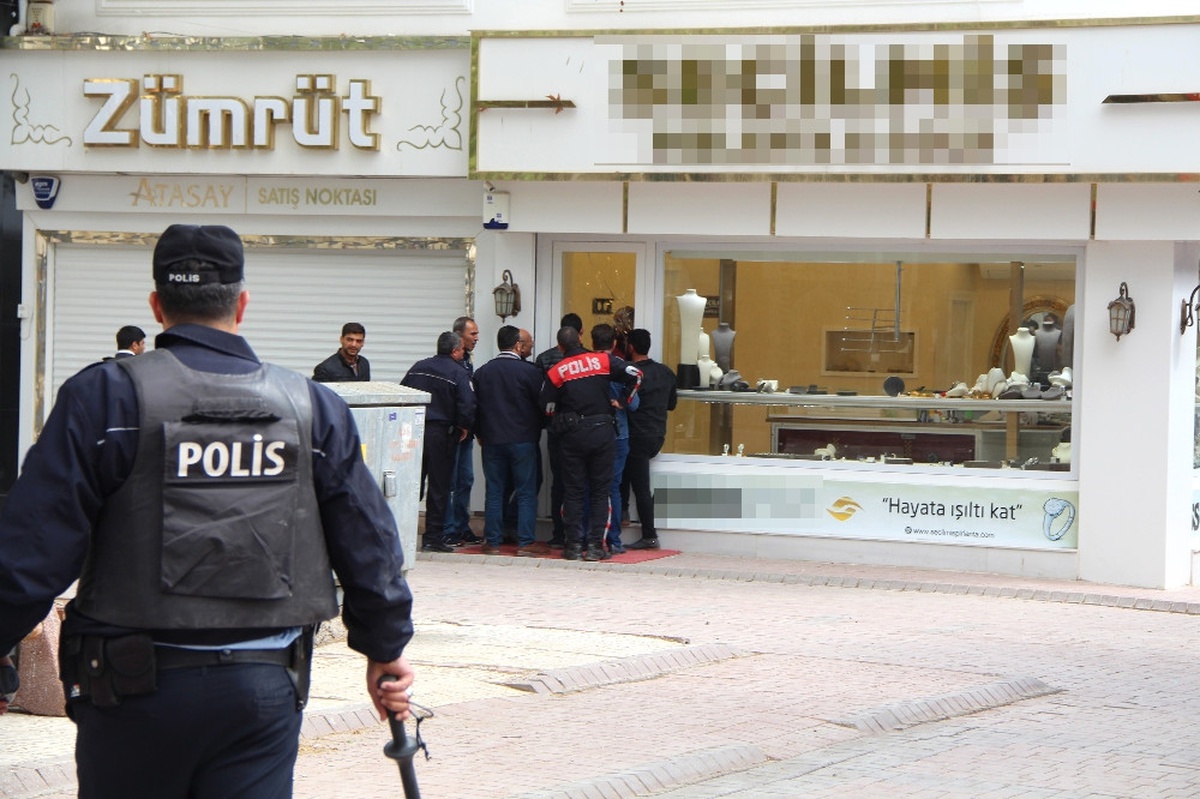 Alacağını Tahsil Etmek Için Kuyumcuyu Bastı