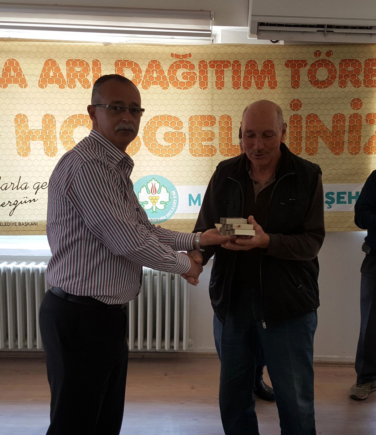 Alaşehirli Üreticiye Ana Arı Desteği