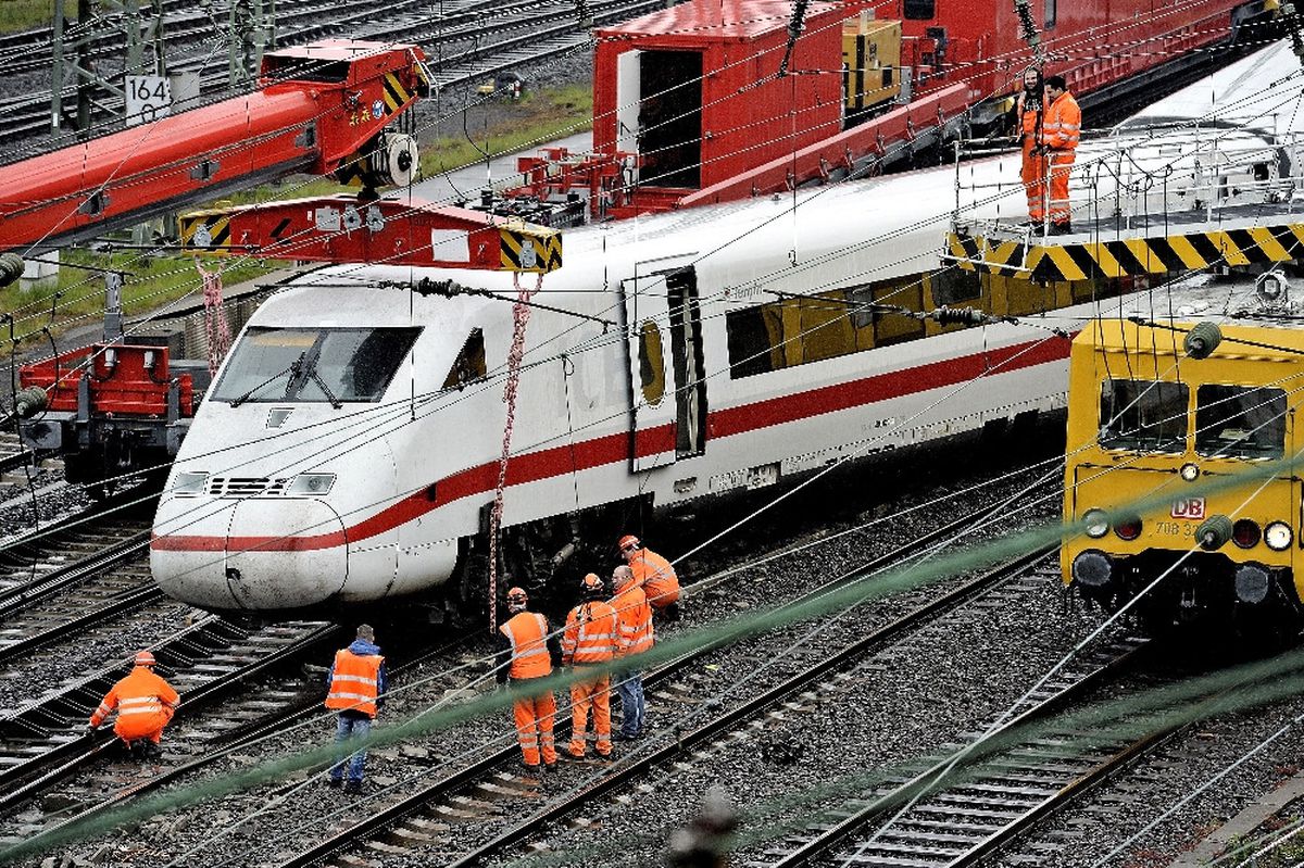 Almanya\'da Hızlı Tren Raydan Çıktı