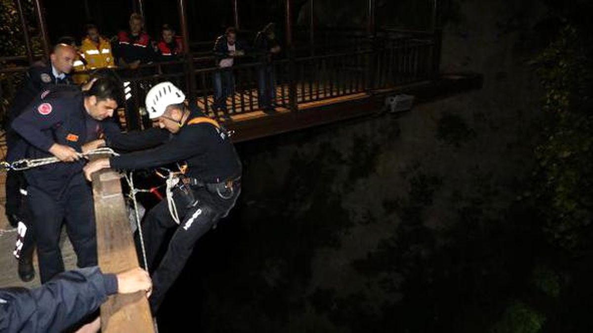 Antalya\'da Falezlerden Düşen Bir Kişi Yaralı Kurtuldu