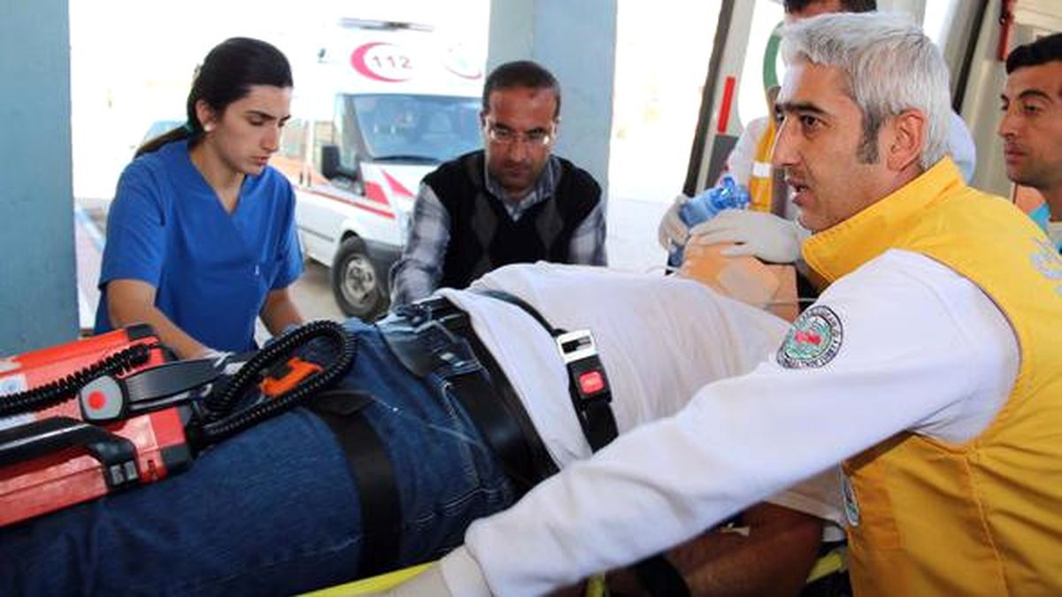 Antalya\'da Falezlerden Düşen Kazazedeyi Kurtarma Operasyonu