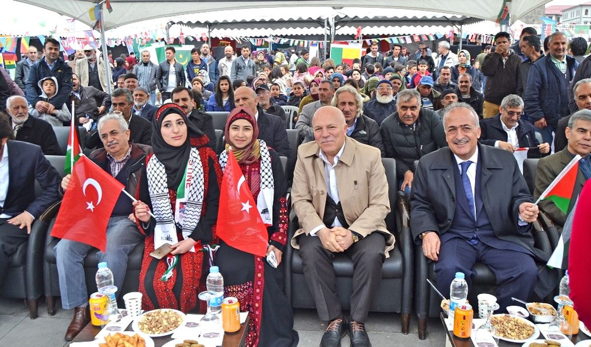 Atatürk Üniversitesi Rektörü Prof. Dr. Ömer Çomaklı Yabancı Uyruklu Öğrencileri Yalnız Bırakmadı