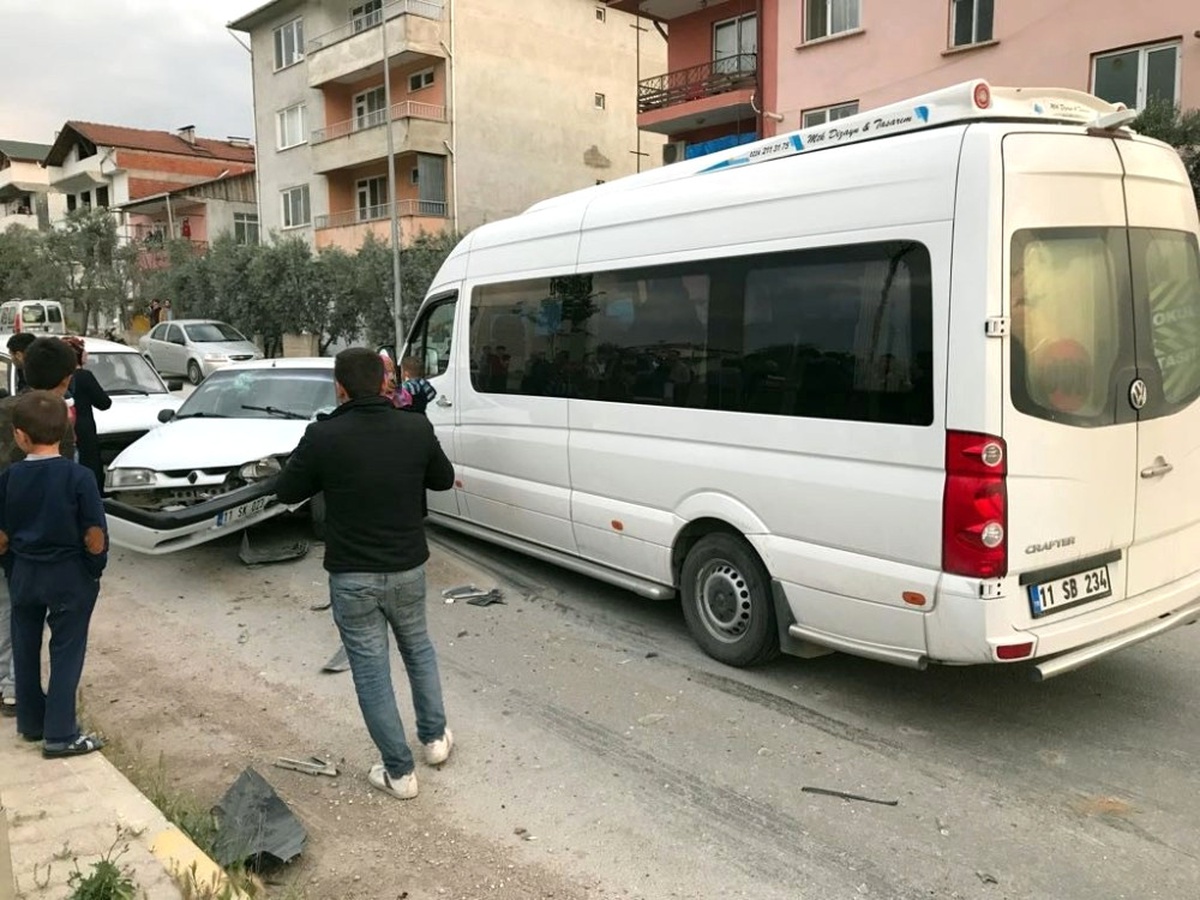 Bilecik\'te Zincirleme Trafik Kazası: 3 Yaralı