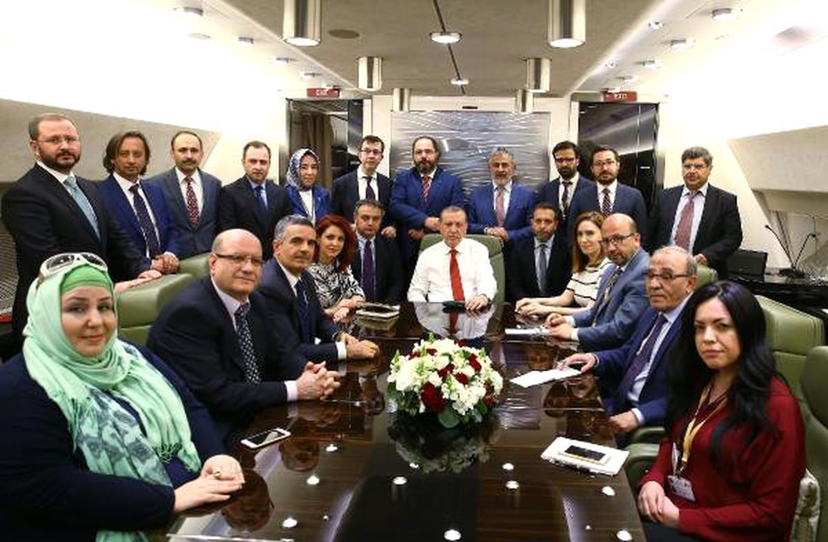 Cumhurbaşkanı Erdoğan, Uçakta Gazetecilerle Sohbet Etti