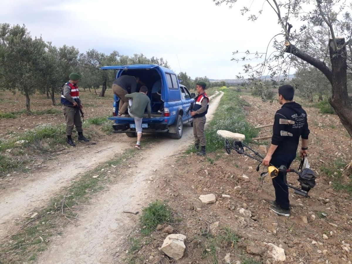 Definecileri Elbiselerindeki Toz Toprak Yakalattı