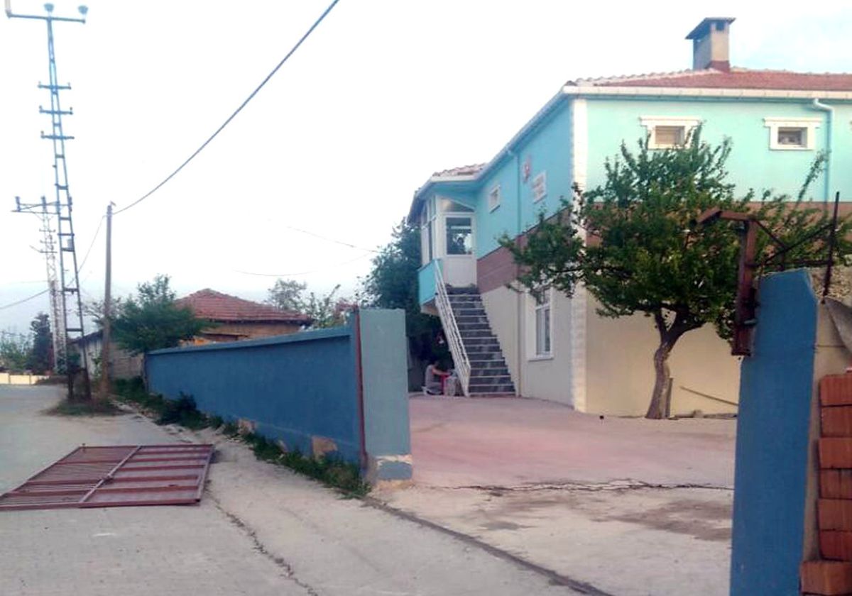 Demir Kapının Altında Kalan 2,5 Yaşındaki Çocuk Öldü