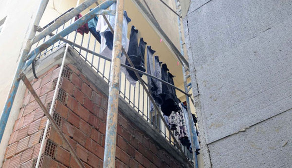 Dha İstanbul - (Güvenlik Kamerası Görüntüleriyle) Balkondaki Çamaşır Kavgasında, 1\'i Ağır 4 Yaralı.