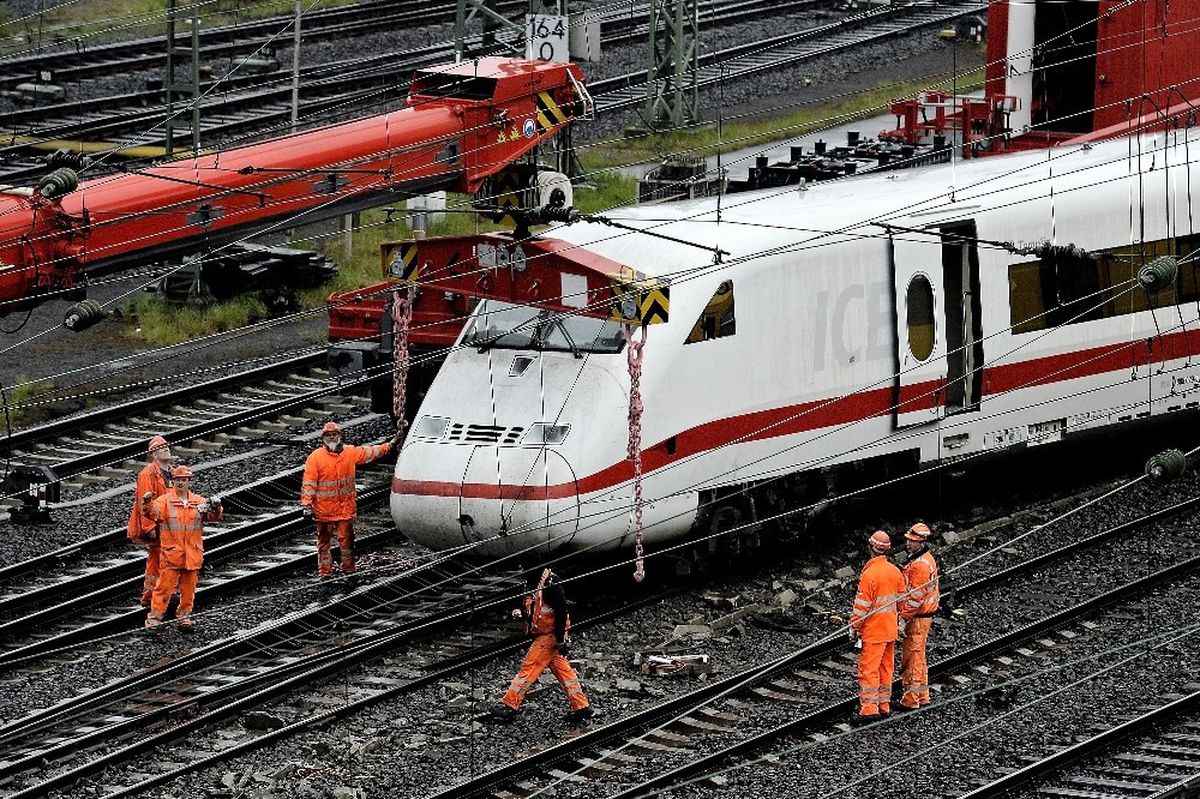Dortmund\'ta Hızlı Tren Raydan Çıktı: 2 Yaralı