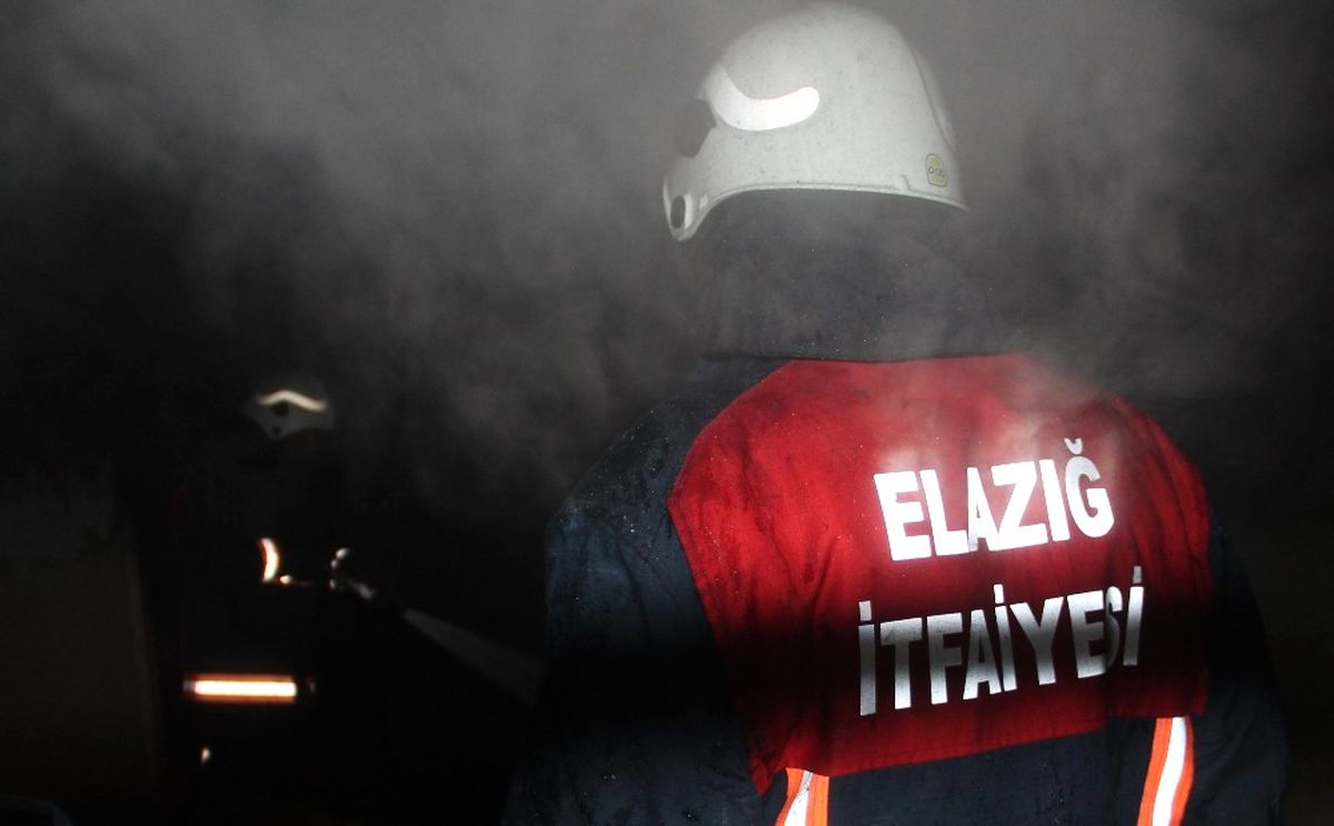 Elazığ\'da Kullanılmayan Ev Yandı