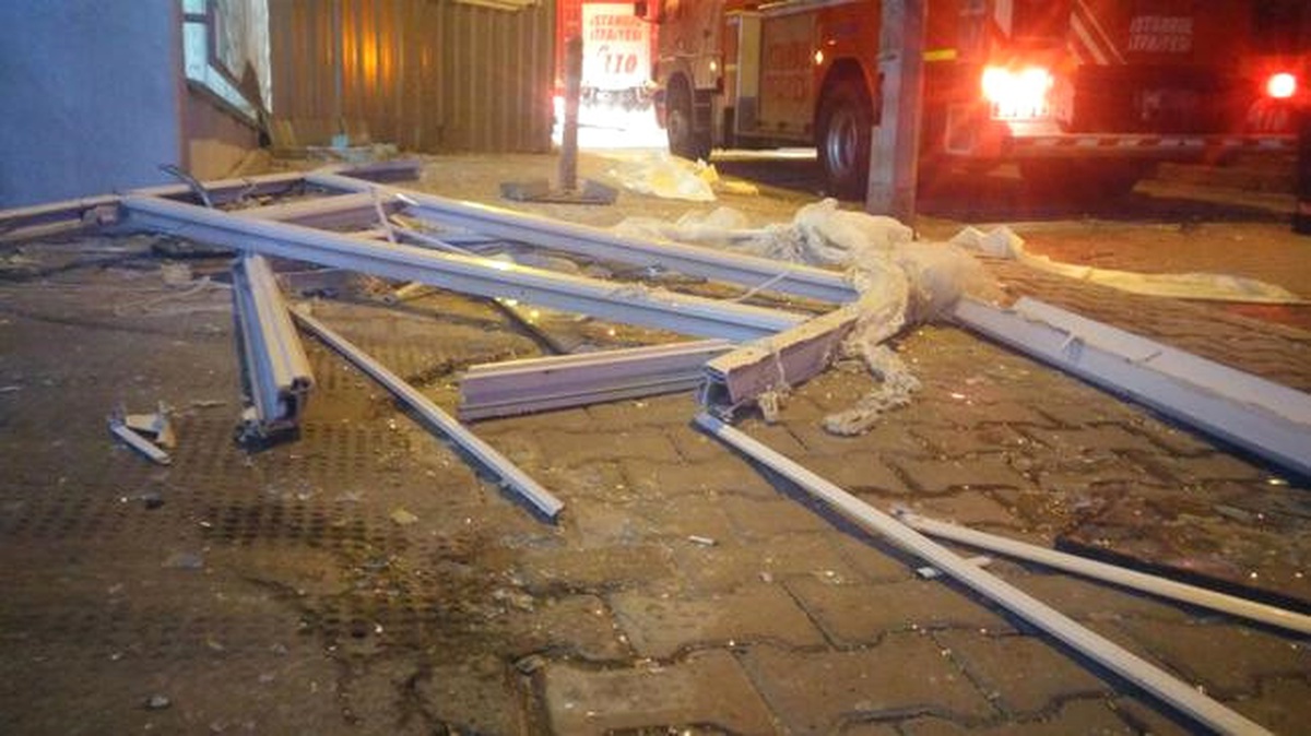 Esenyurt\'ta Apartman Dairesinde Patlama: 3 Yaralı Ek Görüntülerle