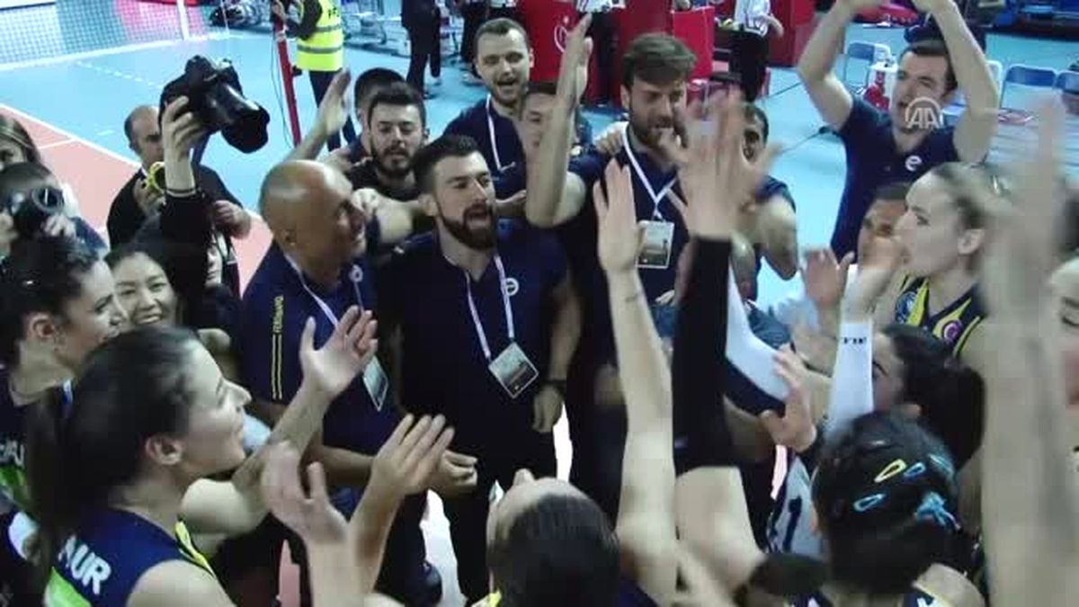 Fenerbahçe Şampiyonluk Kupasını Kaldırdı