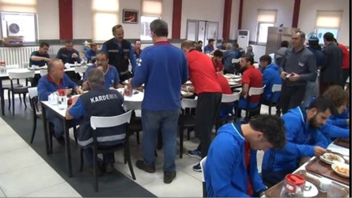 Futbolcular İşçilerle Yemek Yedi