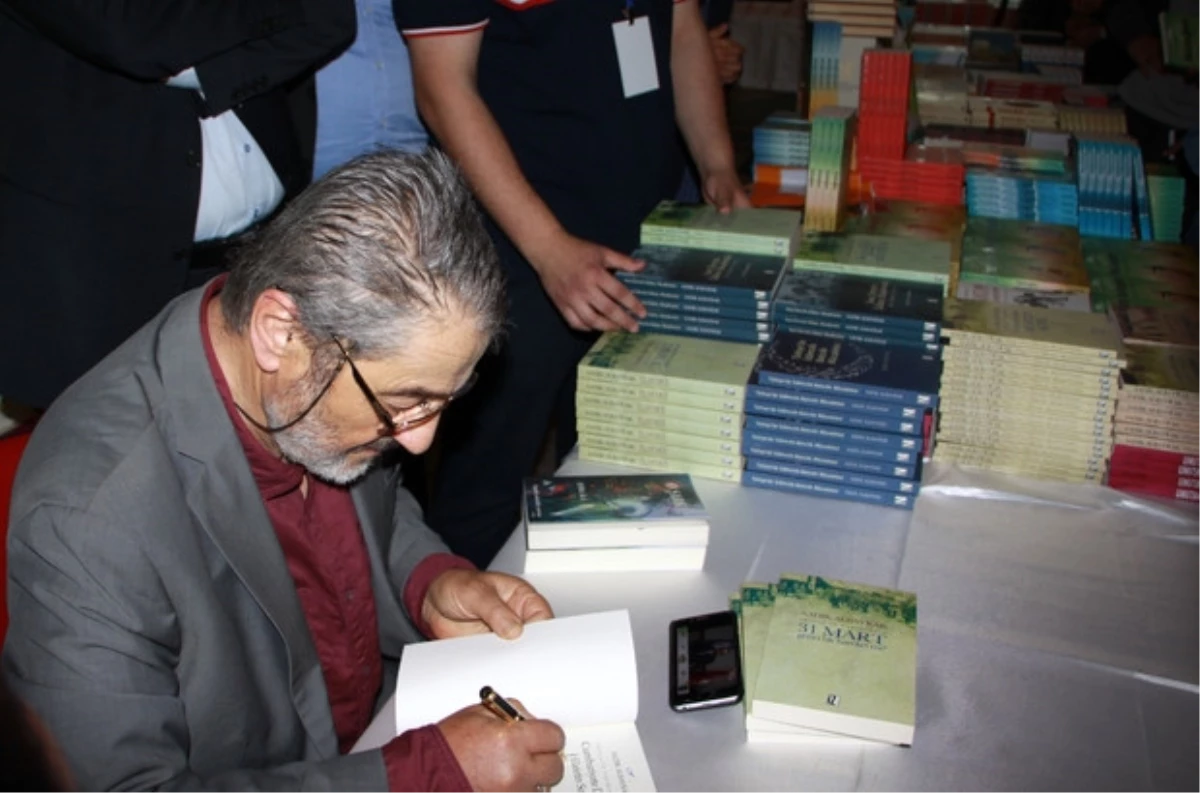 Gazeteci Yazar Albayrak Kitaplarını İmzaladı