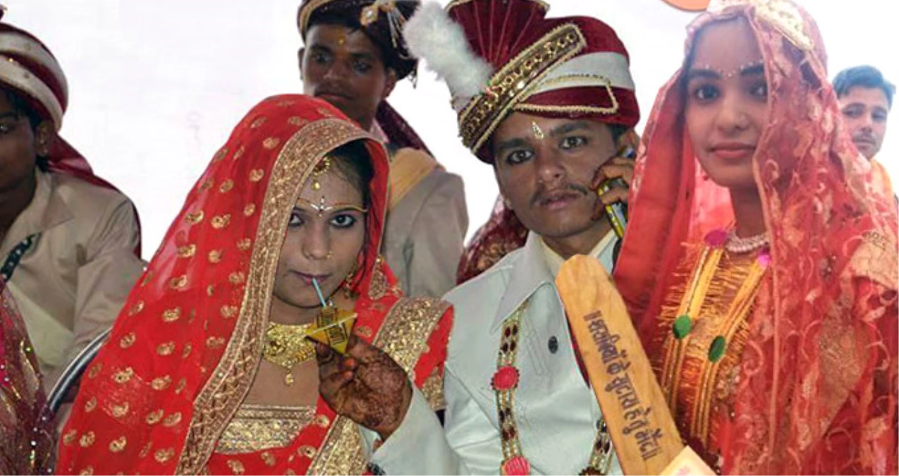 Hindistanlı Bakan, Toplu Düğünde 700\'e Yakın Geline Sopa Dağıttı