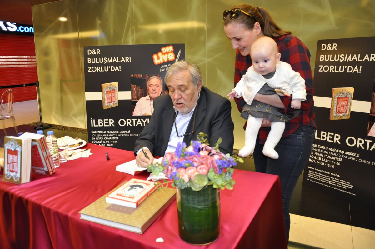İlber Ortaylı\'nın D&R Zorlu imzasına yoğun ilgi