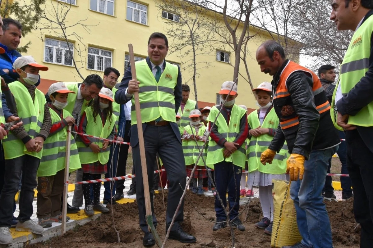 İpekyolu Belediyesinden Okullara Oyun Parkı