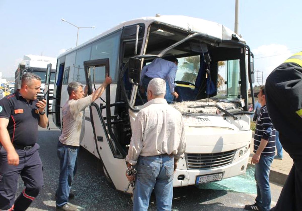 Işçi Servisi Kaza Yaptı: 10 Yaralı