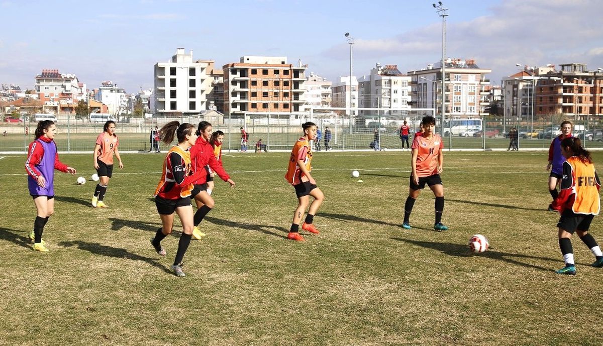 İzmir Konaklı Kızlar Antalya\'da Terliyor