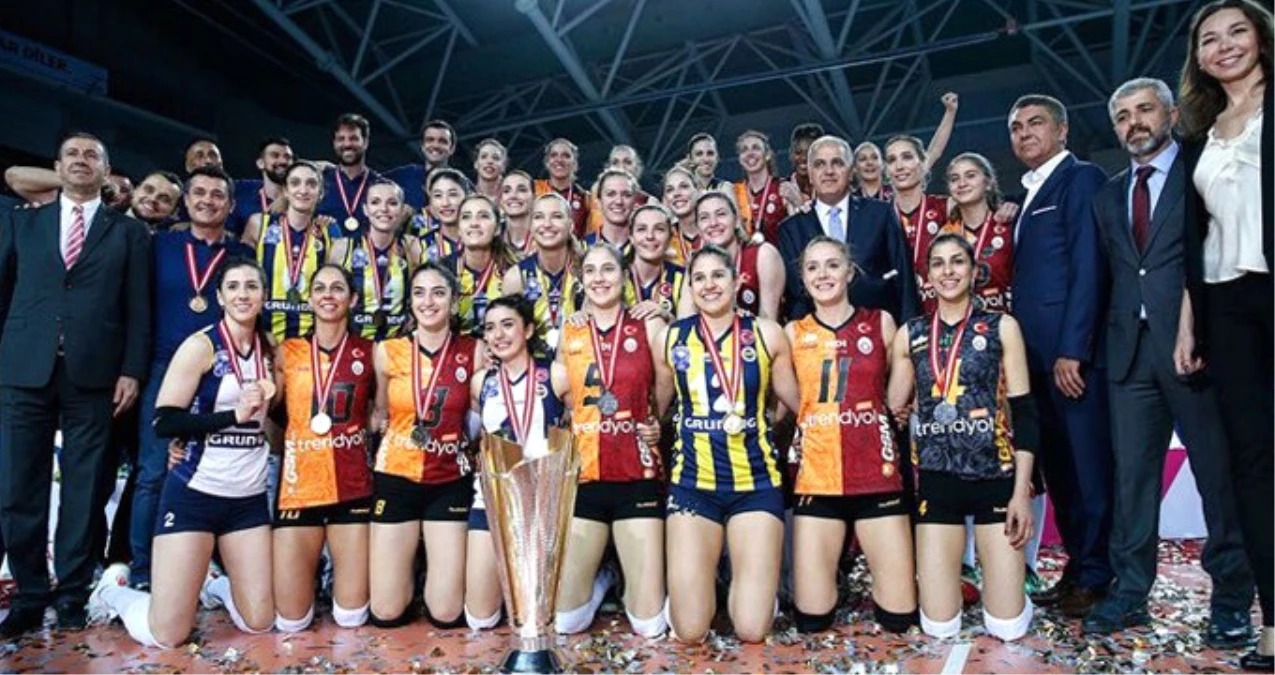 Kadınlar Voleybolda Fenerbahçe ve Galatasaray Birlikte Poz Verdi
