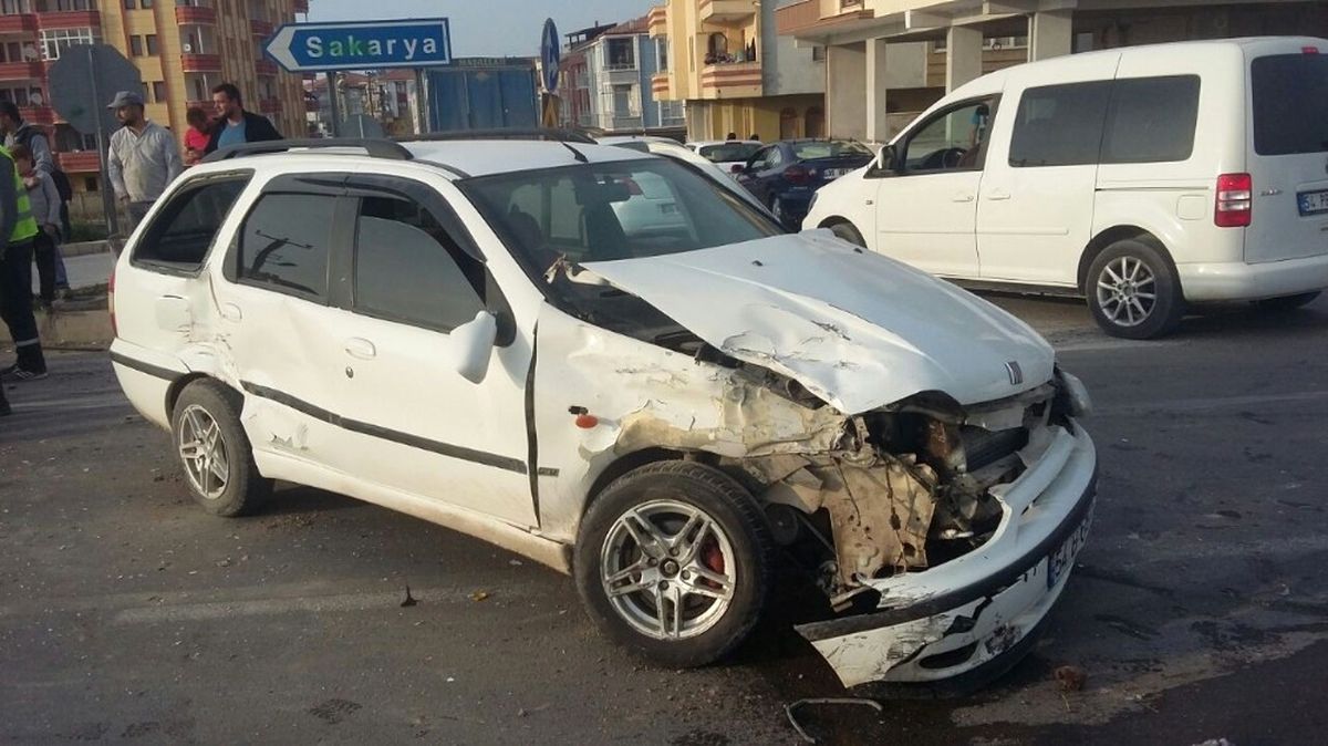Kamyonet ile Otomobil Çarpıştı: 2 Yaralı