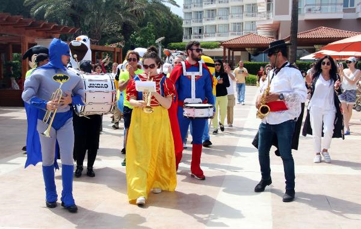 Kemer\'de Turistler İçin Aile Festivali