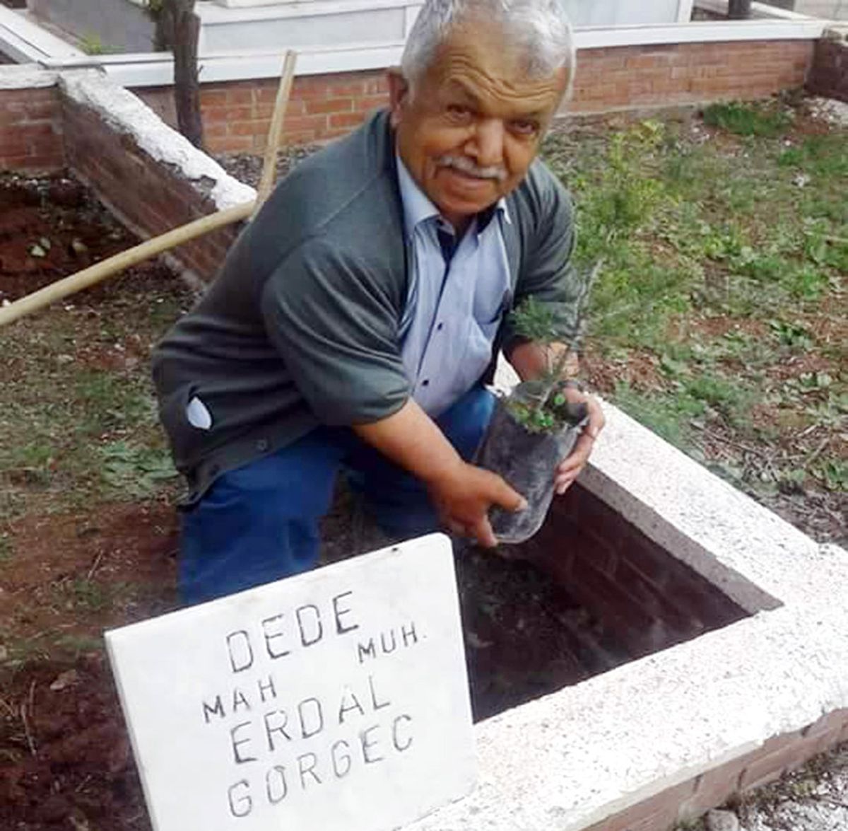 Kendi Mezarına Çam Dikti