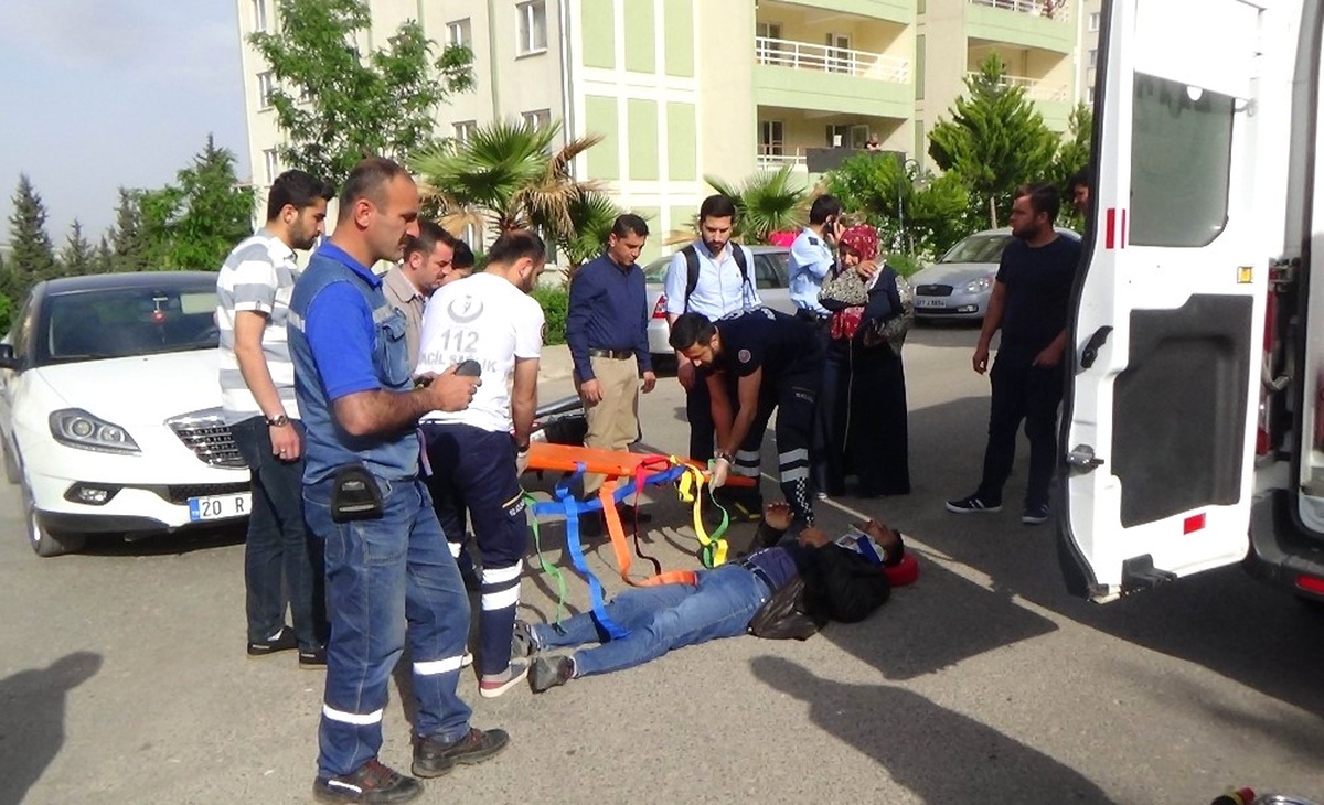 Kilis\'te Motosikletle Otomobil Çarpıştı: 2 Yaralı