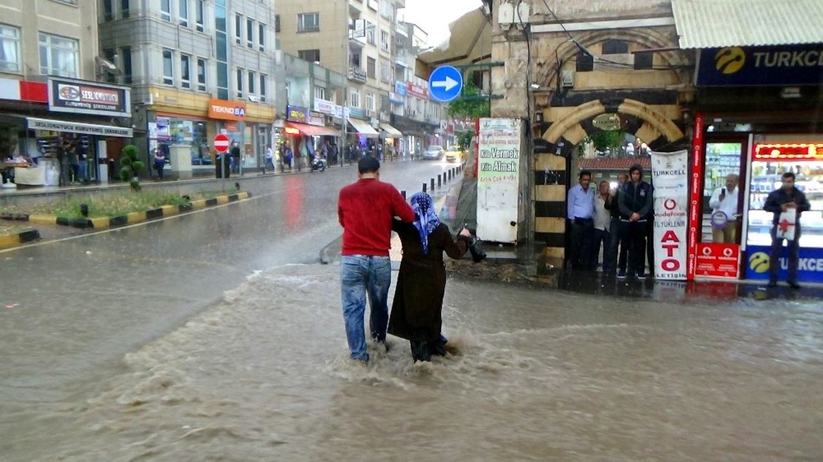 Kilis\'te Sağanak Yağmur Sele Neden Oldu