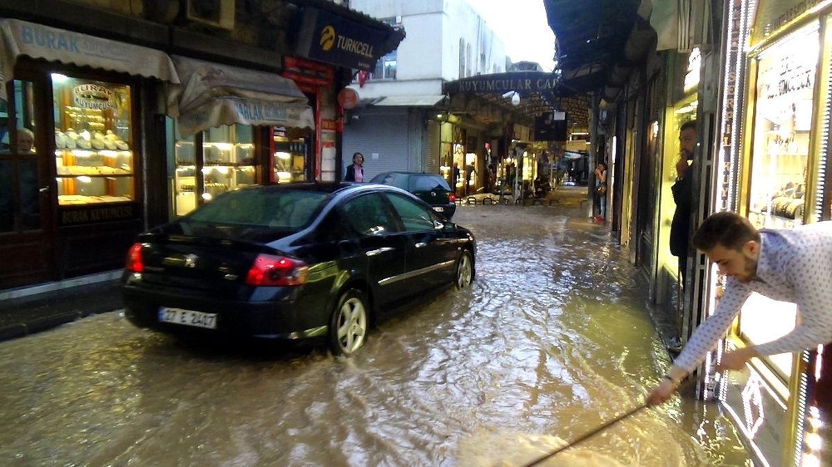 Kilis\'te Sağanak Yağmur Sele Neden Oldu