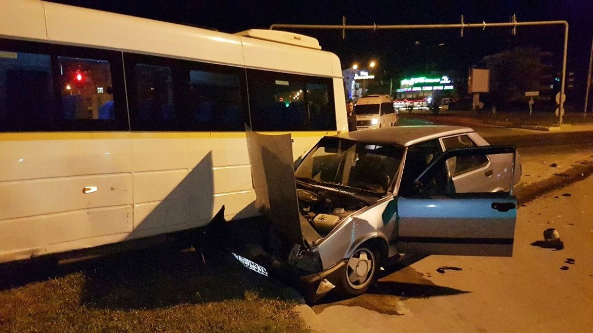 Manavgat\'ta Trafik Kazası: 2 Yaralı