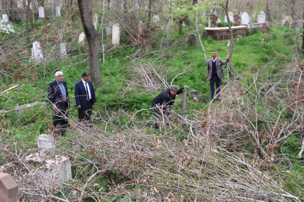 Mezarlıklarda Bakım ve Temizlik Çalışmaları Başladı