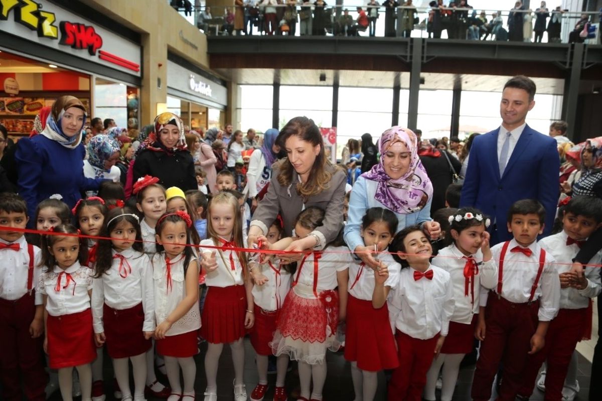Minik Öğrenciler "160 Çocuk Tek Bayrak" Sergisi Açtı