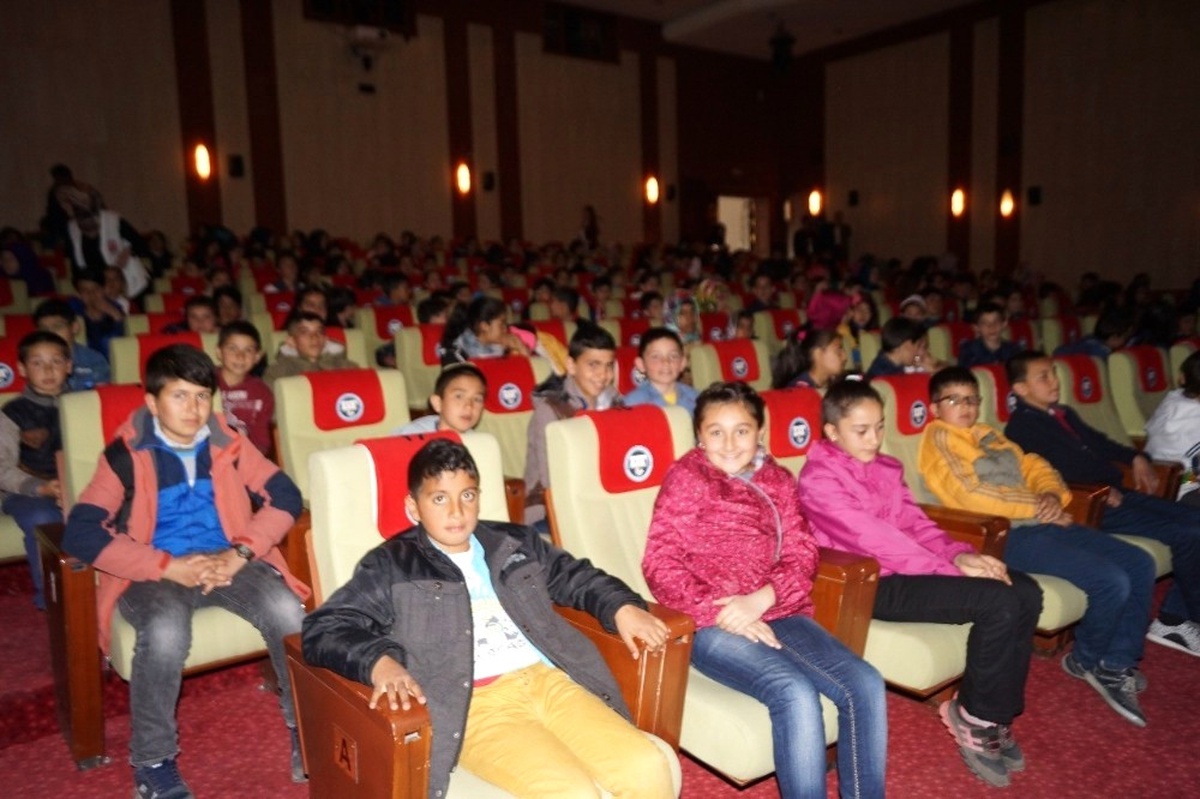 Minik Yürekler İlk Kez Tiyatro ile Buluştu
