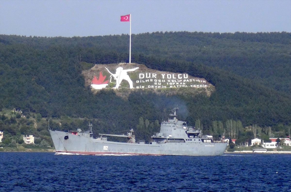 Rus Askeri Gemisi Çanakkale Boğazı\'ndan Geçti