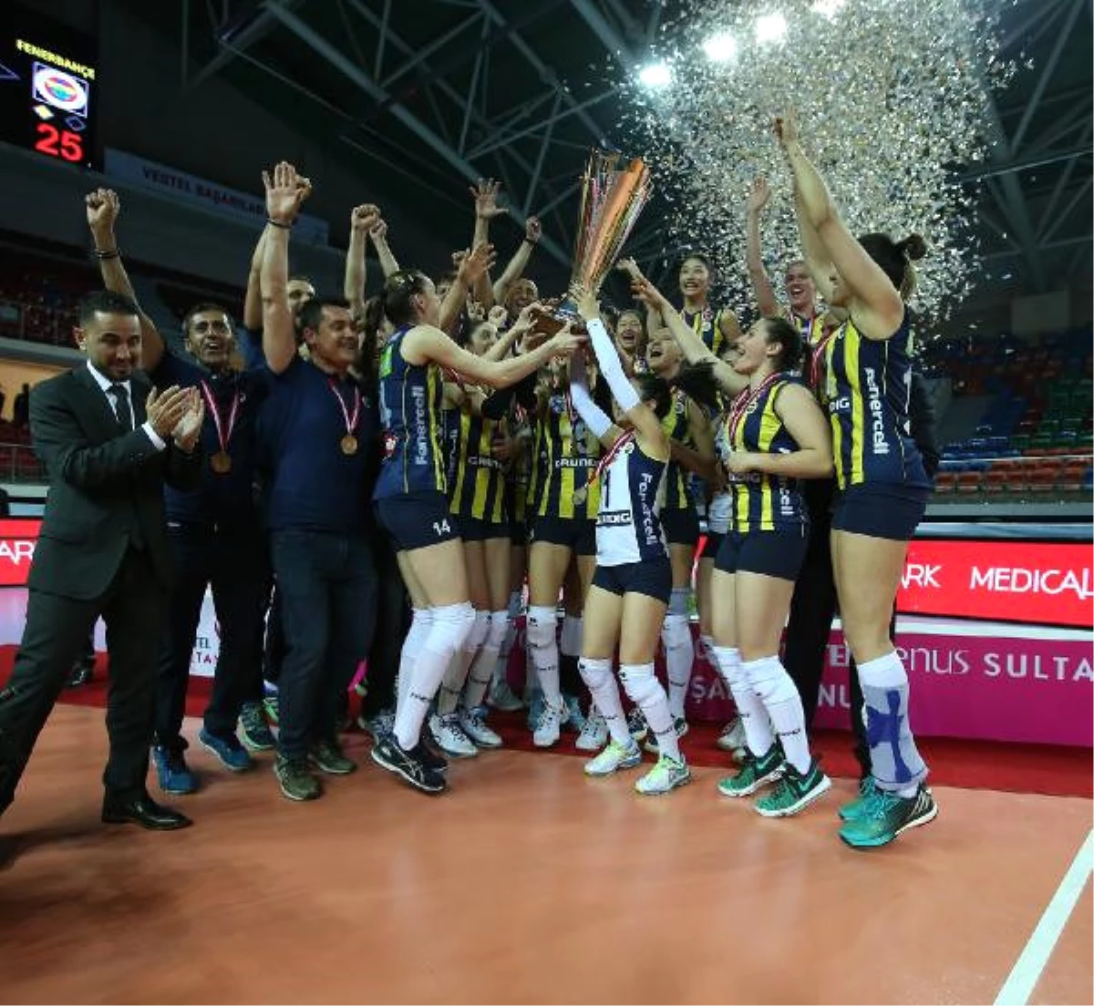 Şampiyon Fenerbahçe Kupayı Kaldırdı