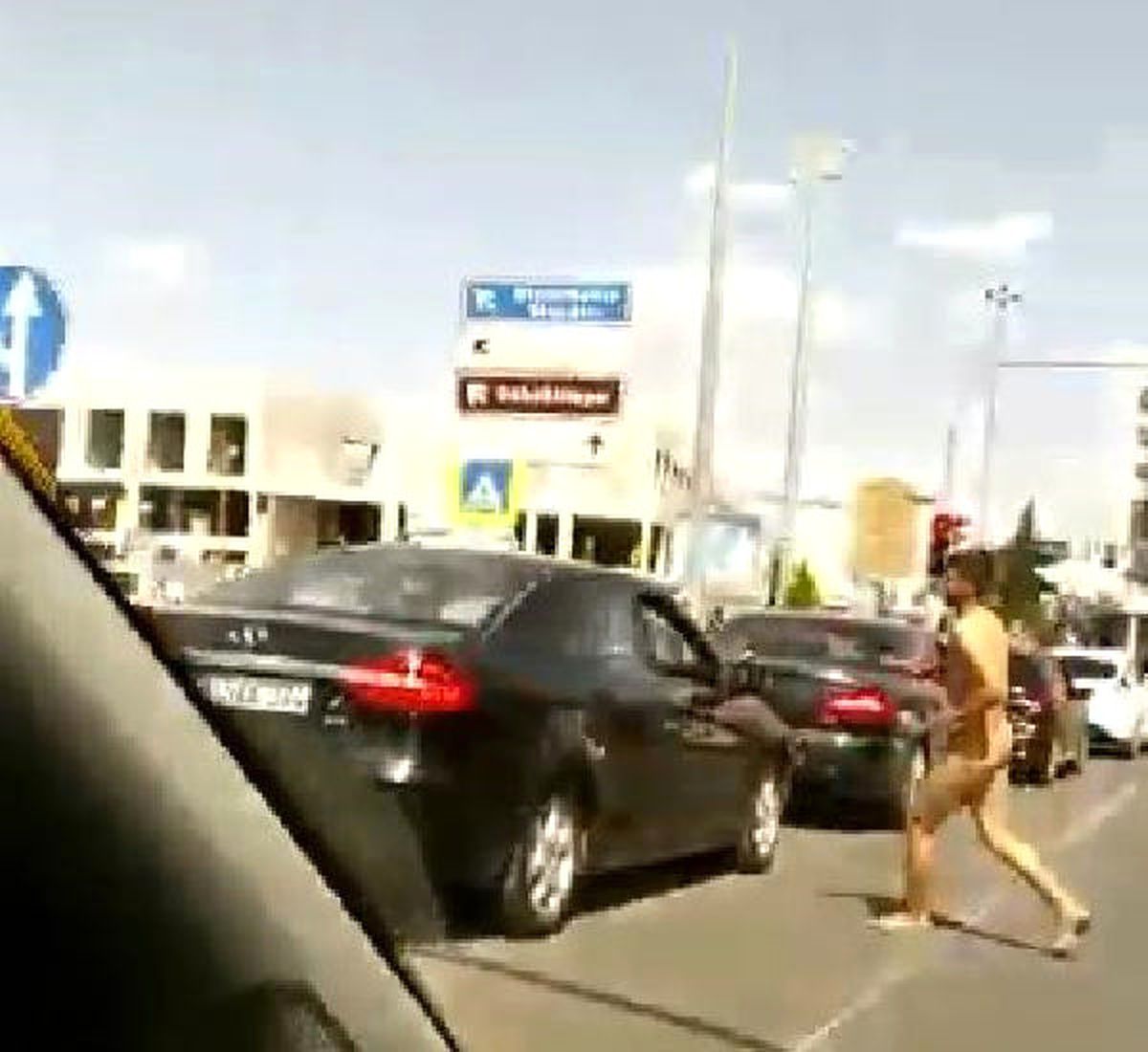 Şanlıurfa\'da Çıplak Genç Şaşkınlığı